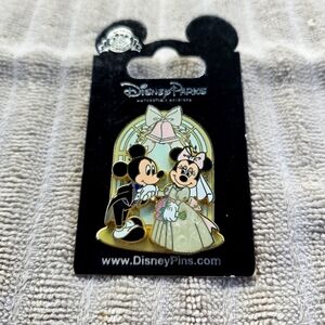 Disney Parks Mickey and Minnie in Chapel Wedding Groom Bride Pin New on Card